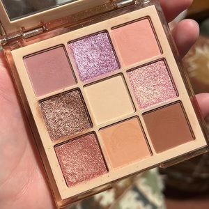 Huda Beauty Nude Light Palette